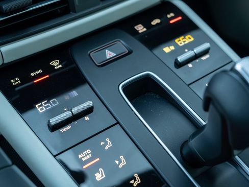 Certified 2022 Porsche Macan AWD/4WD image 34