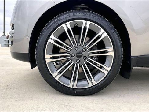 New 2026 Land Rover Range Rover Long Wheelbase SE image 15