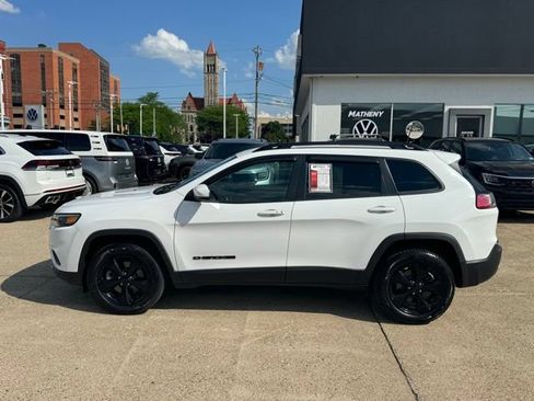 Used 2019 Jeep Cherokee Latitude Plus AWD/4WD image 3