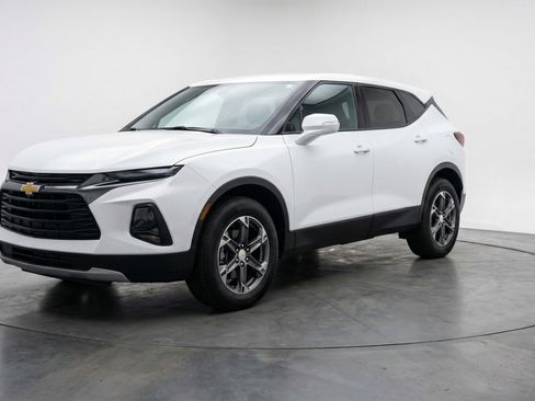 Used 2025 Chevrolet Blazer LT FWD image 3