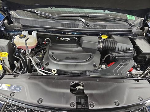 Certified 2025 Chrysler Pacifica Limited FWD image 33