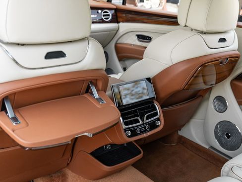 Used 2023 Bentley Bentayga Extended Wheelbase image 22