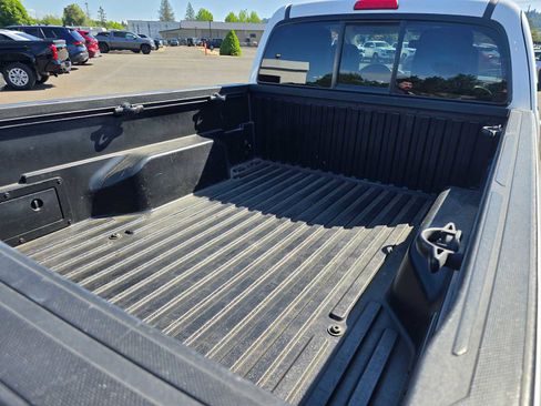 Used 2017 Toyota Tacoma SR5 RWD image 15