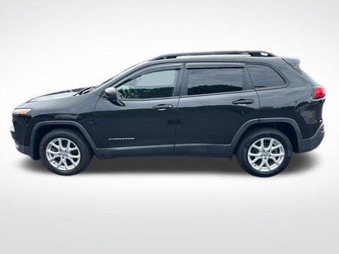 Used 2017 Jeep Cherokee Sport FWD image 4