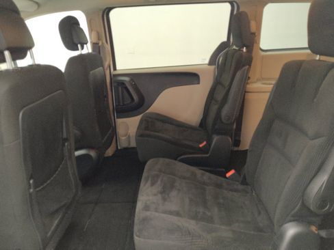 Used 2019 Dodge Grand Caravan SE FWD image 18