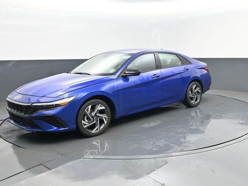 Used 2025 Hyundai Elantra SEL image 1