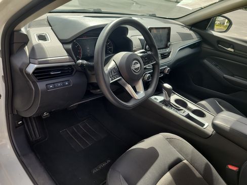 Used 2025 Nissan Altima 2.5 SV FWD image 33