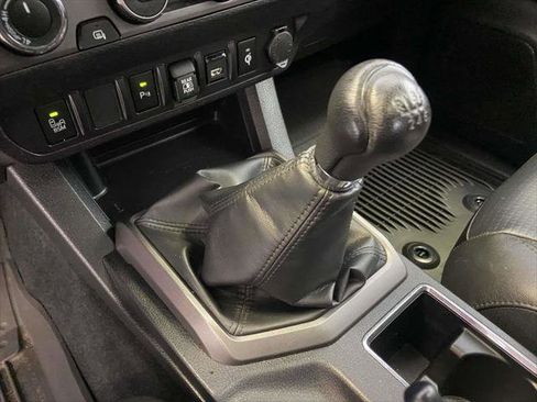 Certified 2022 Toyota Tacoma TRD Off-Road w/ TRD Premium Off Road Package AWD/4WD image 24