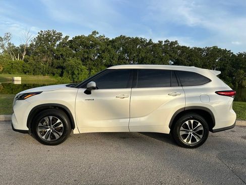 Used 2020 Toyota Highlander XLE FWD image 3
