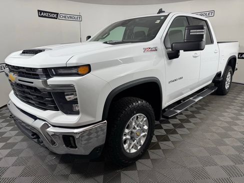 Used 2024 Chevrolet Silverado 2500 LT AWD/4WD image 2