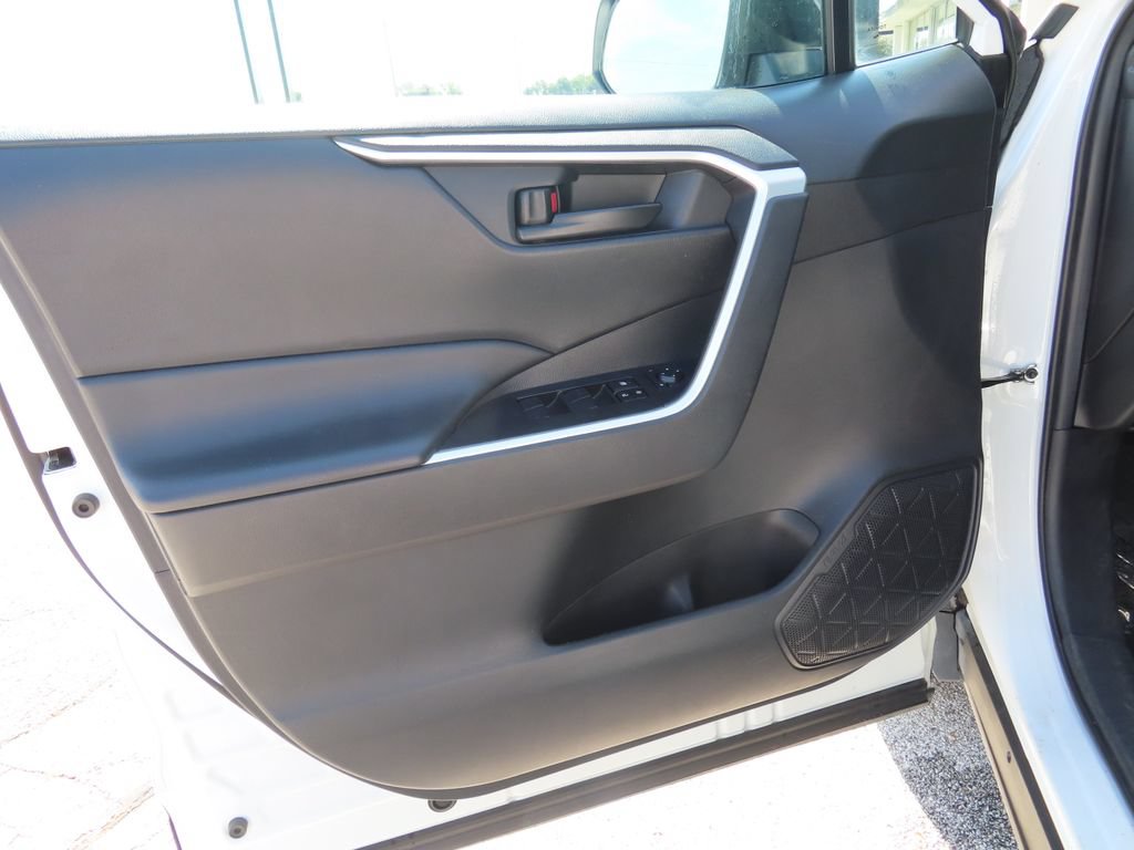 Used 2024 Toyota RAV4 LE AWD/4WD image 8
