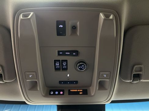 Used 2018 Cadillac Escalade ESV Premium Luxury image 19