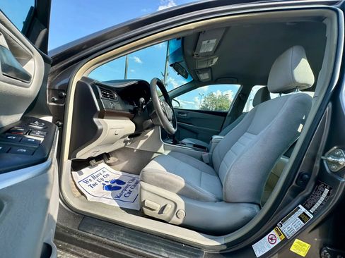 Used 2017 Toyota Camry LE FWD image 5