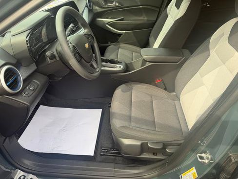 Used 2025 Chevrolet Trax LS w/ LS Convenience Package FWD image 10