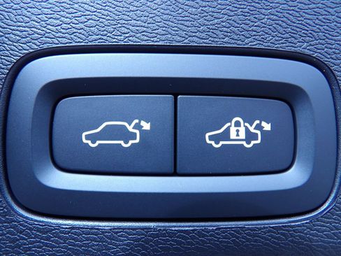 New 2026 Volvo XC60 B5 Plus w/ Protection Package Premier image 25