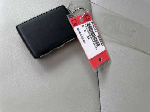 Certified 2025 Volvo XC40 B5 Plus w/ Protection Package Premier image 38