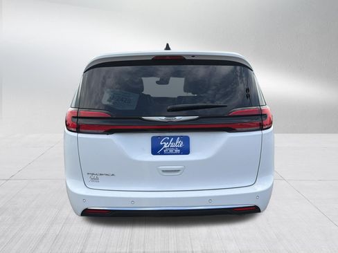 Used 2024 Chrysler Pacifica Touring-L FWD image 6