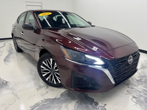 Used 2025 Nissan Altima 2.5 SV FWD image 2