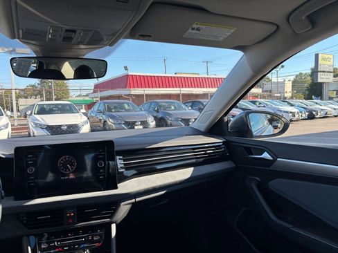 Used 2025 Volkswagen Jetta SE image 34