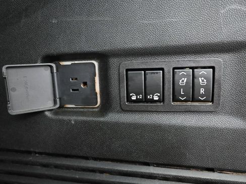 Used 2023 Chevrolet Suburban Premier AWD/4WD image 28