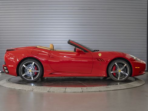 Used 2014 Ferrari California RWD image 6