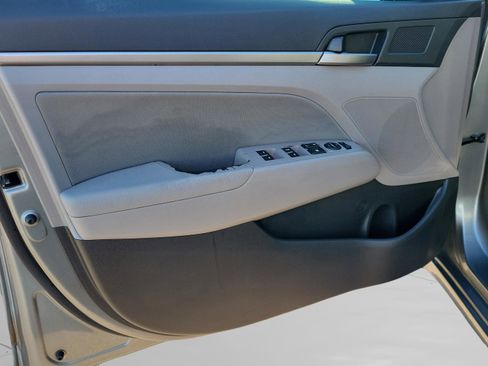 Used 2017 Hyundai Elantra SE image 27