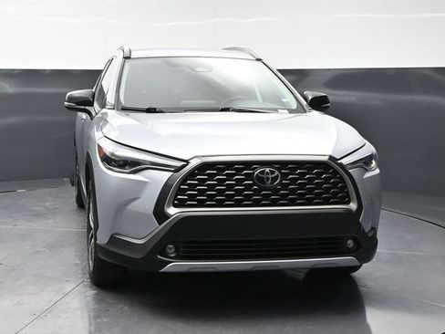Used 2025 Toyota Corolla Cross XLE FWD image 2