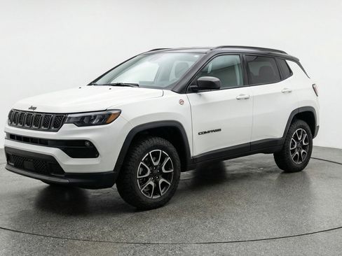 Used 2025 Jeep Compass Trailhawk AWD/4WD image 3