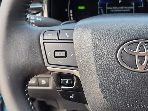 Used 2025 Toyota Camry SE w/ Convenience Package FWD image 12