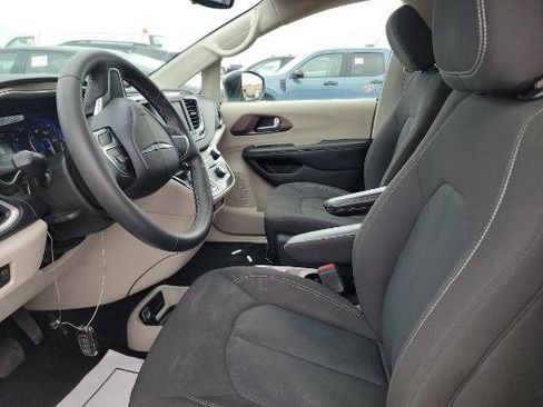 Used 2023 Chrysler Voyager LX FWD image 3