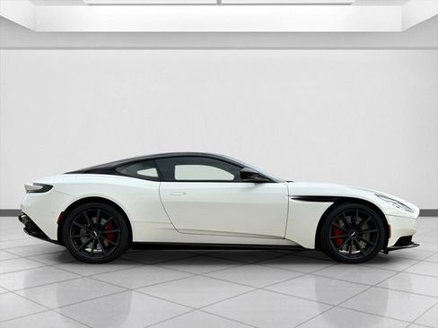Used 2022 Aston Martin DB11 Coupe image 9