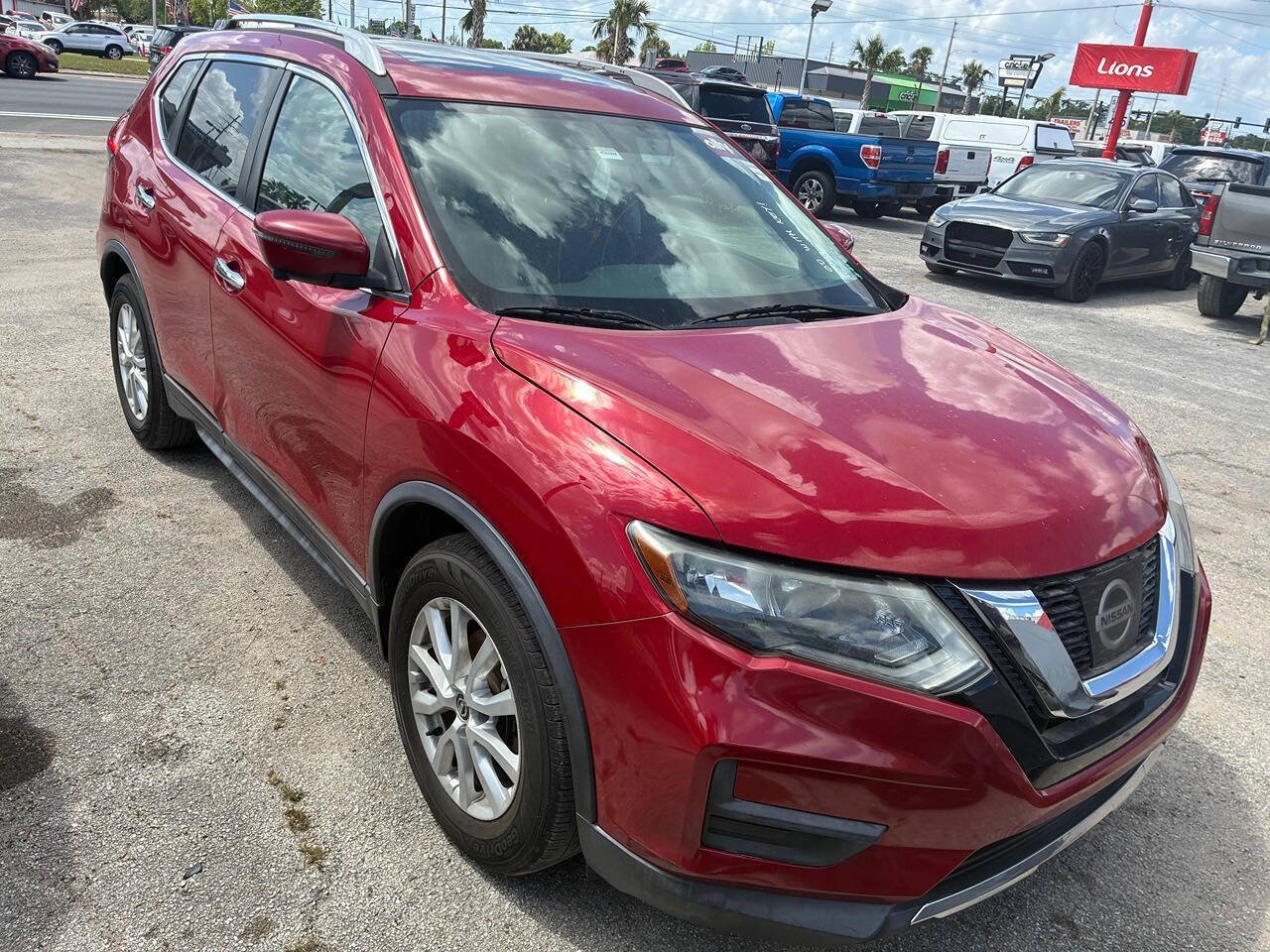 Used 2017 Nissan Rogue SV w/ Sun & Sound Touring Package FWD image 3