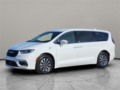 Certified 2022 Chrysler Pacifica Touring-L image 3