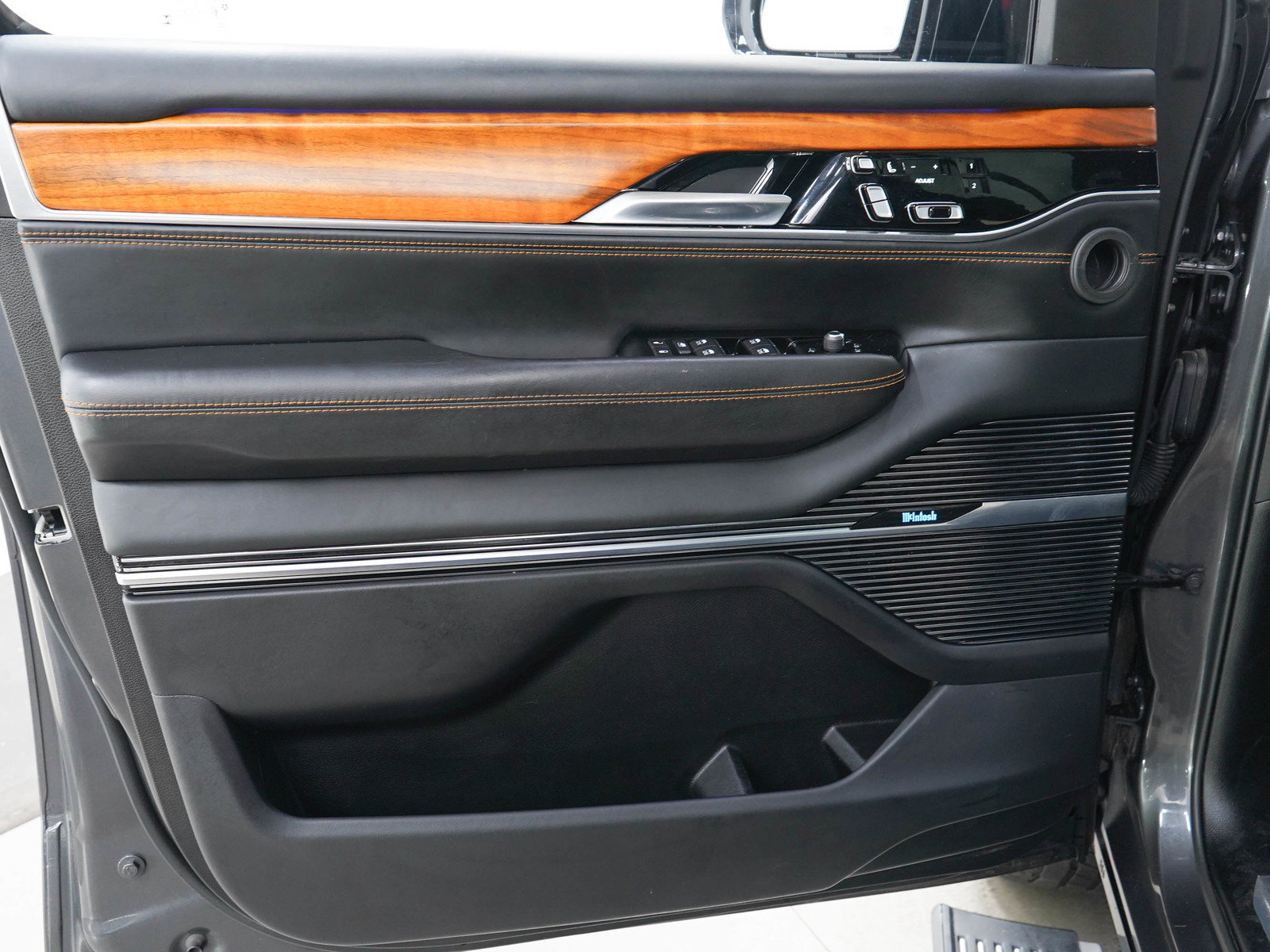 Used 2022 Jeep Grand Wagoneer Series III w/ Rear-Seat Entertainment Group AWD/4WD image 23