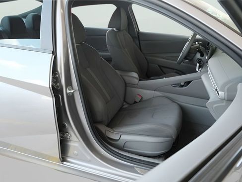 Used 2025 Hyundai Elantra SE FWD image 9