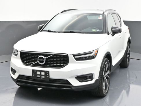 Used 2022 Volvo XC40 T5 R-Design image 3