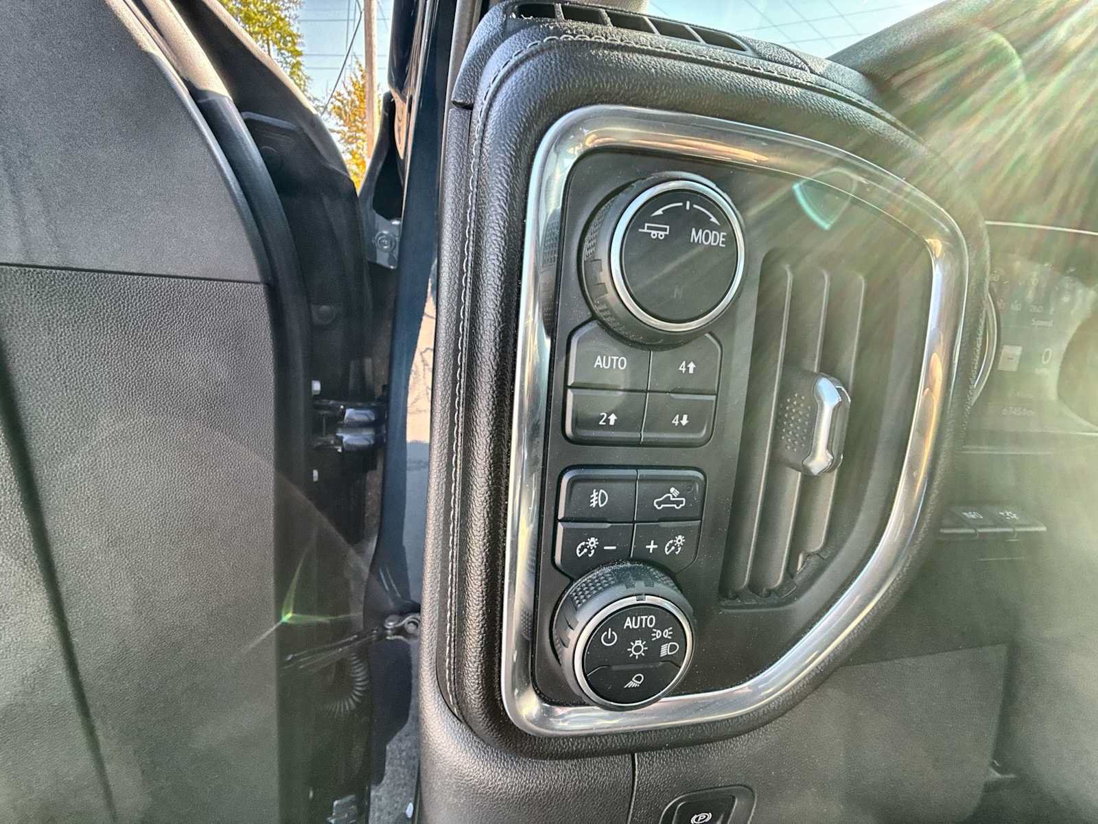 Certified 2020 Chevrolet Silverado 1500 LTZ w/ LTZ Premium Package AWD/4WD image 18