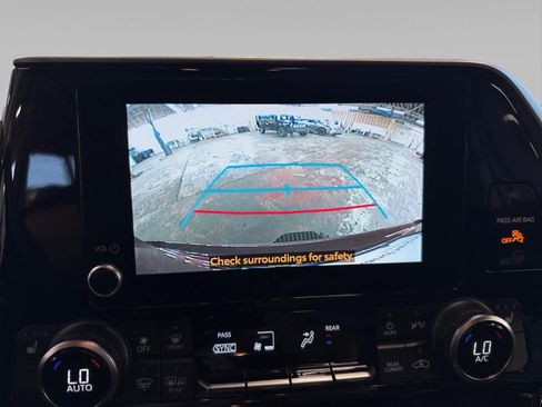 Used 2023 Toyota Highlander XLE AWD/4WD image 16