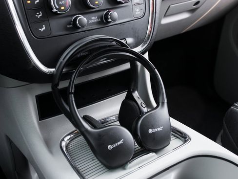 Used 2020 Dodge Grand Caravan SXT image 30