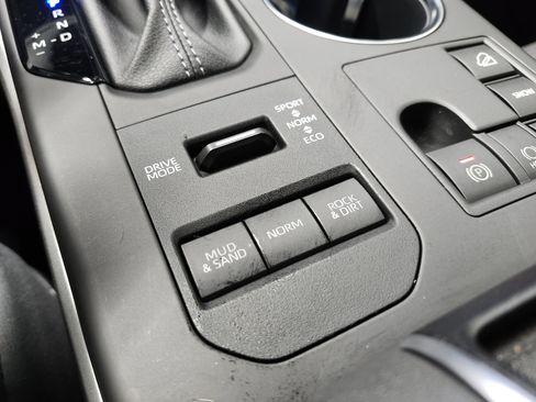 Used 2023 Toyota Highlander LE AWD/4WD image 9
