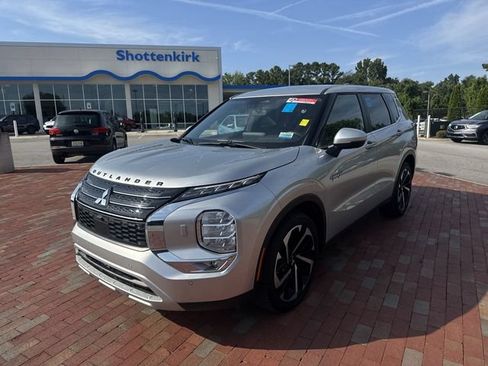 Used 2025 Mitsubishi Outlander SE AWD/4WD image 1