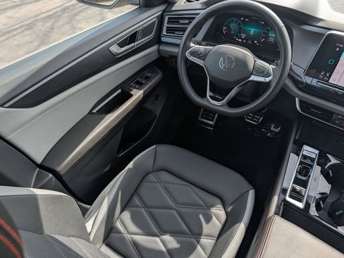 Certified 2025 Volkswagen Atlas Peak Edition SE AWD/4WD image 9