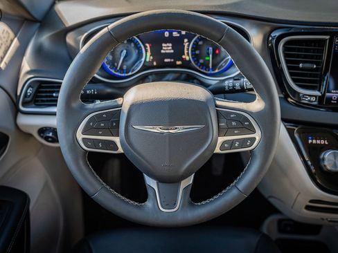 Used 2024 Chrysler Pacifica Touring-L image 37