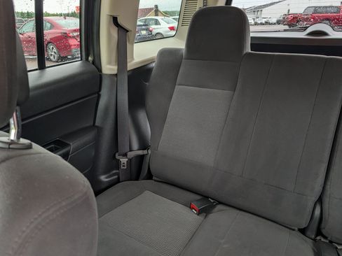 Used 2014 Jeep Patriot Latitude AWD/4WD image 12