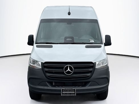Used 2025 Mercedes-Benz Sprinter 2500 image 2