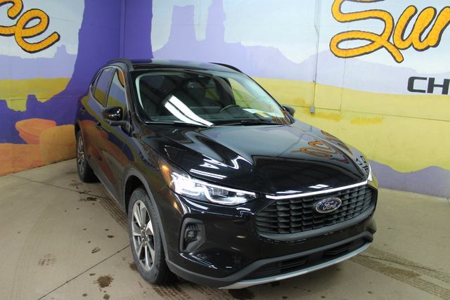 Used 2025 Ford Escape Platinum AWD/4WD image 2