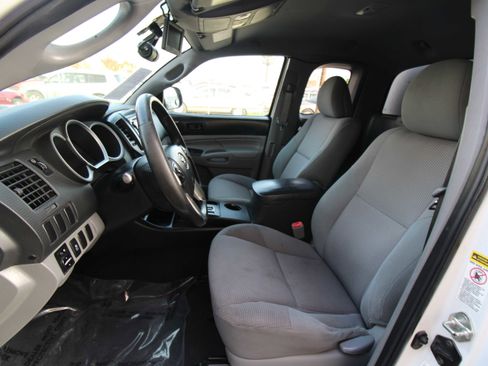 Used 2015 Toyota Tacoma PreRunner image 9