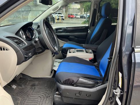 Used 2013 Chrysler Town & Country Touring FWD image 3
