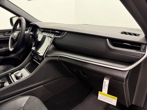 New 2025 Jeep Grand Cherokee L Altitude image 17