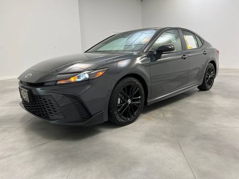 Used 2025 Toyota Camry SE image 3